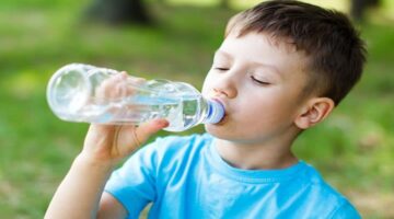 متخصص يحذر من خطورة استخدام زجاجات المياه البلاستيك في الحرارة الشديدة وهذا هو السبب